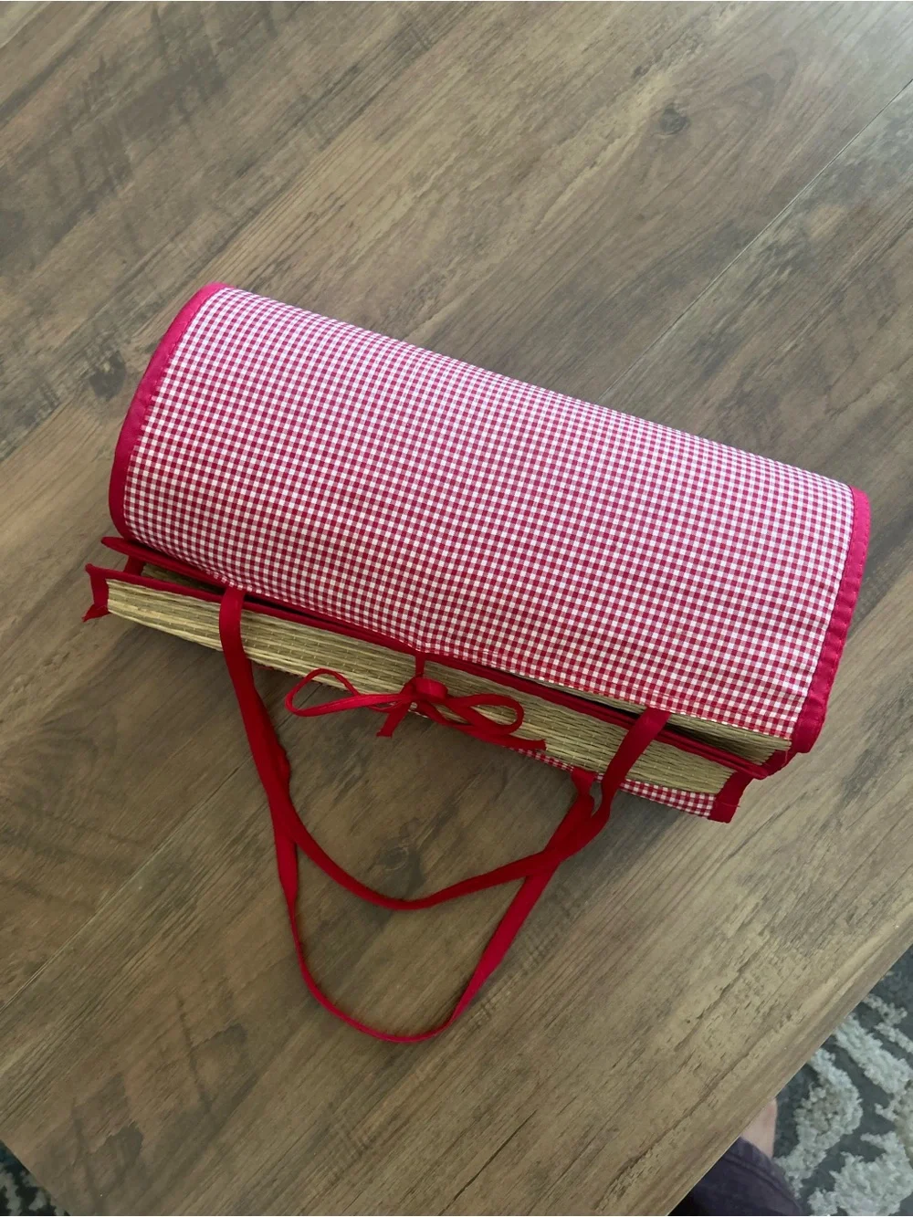 Cutest vintage Red Gingham Roll-Up Bamboo beach Mat - in EUC straw